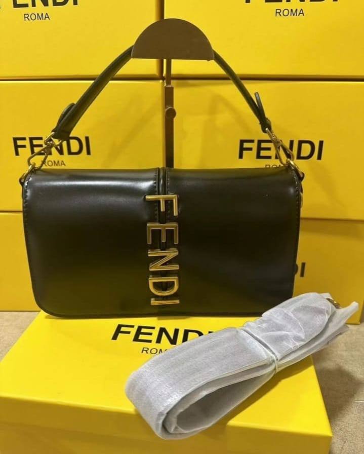 Fendi 

90 dhs✅
with box
🎁🎁🎁

Size 27×15×6 cm

Zain42
♥️♥️♥️