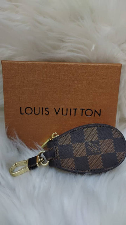 LV key holders & bags charm accessories
All sizes price 
55 dhs✅

Zain88
♥️♥️♥️