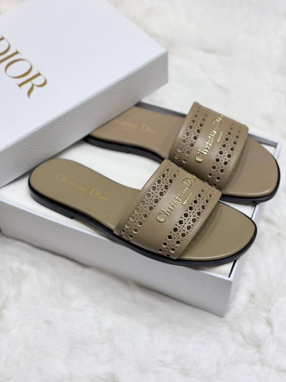 😍  DIOR 😍

💎 _*VIP QUALITY +A*_ 💎

Size 37 To 41*_ ✨

450 dhs💛

Zain292
♥️♥️♥️