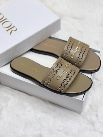 😍  DIOR 😍

💎 _*VIP QUALITY +A*_ 💎

Size 37 To 41*_ ✨

450 dhs💛

Zain292
♥️♥️♥️