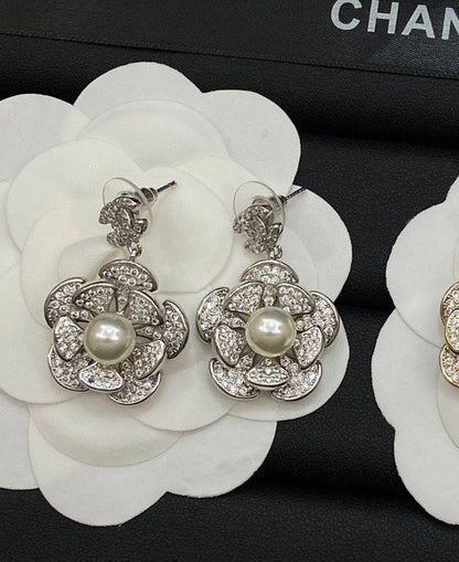 CHANEL❤️‍🔥*
Earring 🐦‍🔥
Master quality 💯
With normal boxes 🗃️ 
55 dhs✅
With master box 📦 
70 dhs✅

Zain216
♥️♥️♥️
