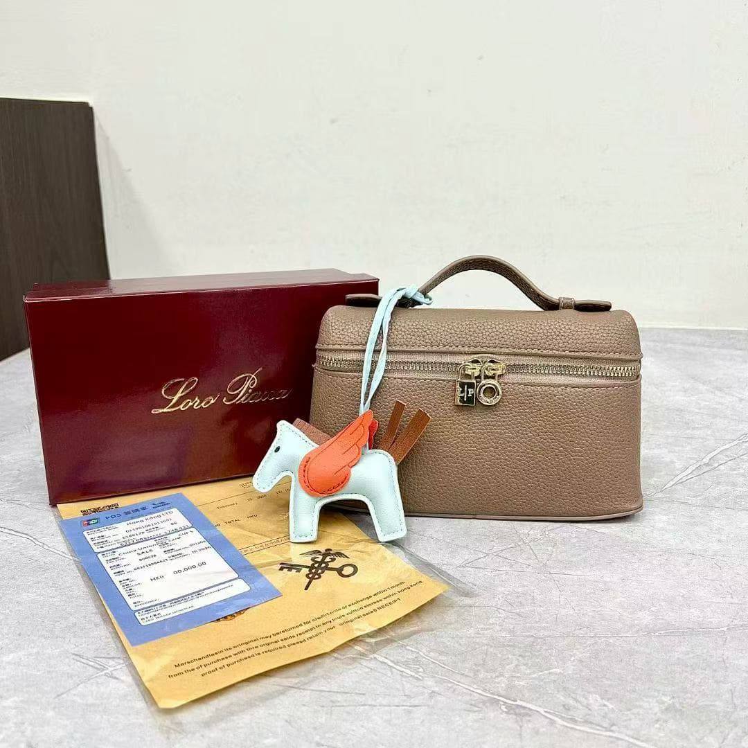 Lora piana 

With box 📦
70 dhs🇦🇪🇦🇪

Zain232
♥️♥️♥️