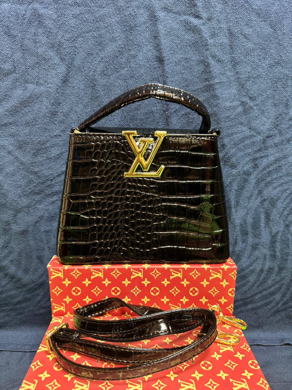 LV

65 dhs🪙💕

With Box
🎁🎁🎁

Zain50
♥️♥️♥️