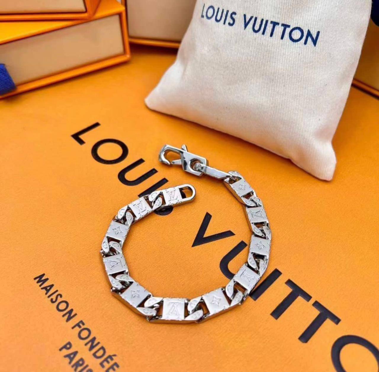 LV 
Master Bracelet 
90 dhs🪙🌨️

Zain32
♥️♥️♥️