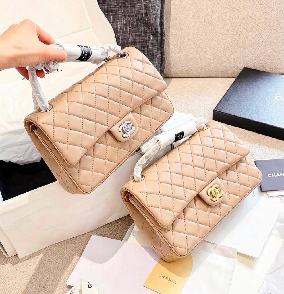 CHANEL NEW CAME HIGH QUALITY WITH FOLDING BOX 
130 dhs🇦🇪🇦🇪

Zain295
♥️♥️♥️