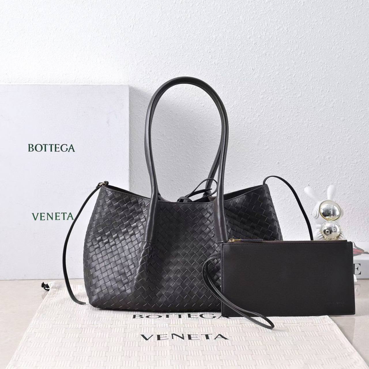 BOTTEGA
SUPER MASTER QUALITY 
SIZE:30 cm
For Price 👇 WhatsApp✅
0568585901 
0507557372
0552275751 Owner Zain 👌

Zain307
♥️♥️♥️