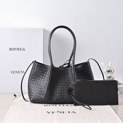 BOTTEGA
SUPER MASTER QUALITY 
SIZE:30 cm
For Price 👇 WhatsApp✅
0568585901 
0507557372
0552275751 Owner Zain 👌

Zain307
♥️♥️♥️