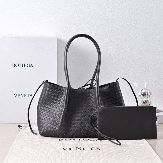 BOTTEGA
SUPER MASTER QUALITY 
SIZE:30 cm
For Price 👇 WhatsApp✅
0568585901 
0507557372
0552275751 Owner Zain 👌

Zain307
♥️♥️♥️