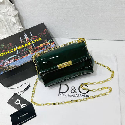 D&G

best quality 
with box

100 dhs🇦🇪🇦🇪
size18CM

Zain290
♥️♥️♥️