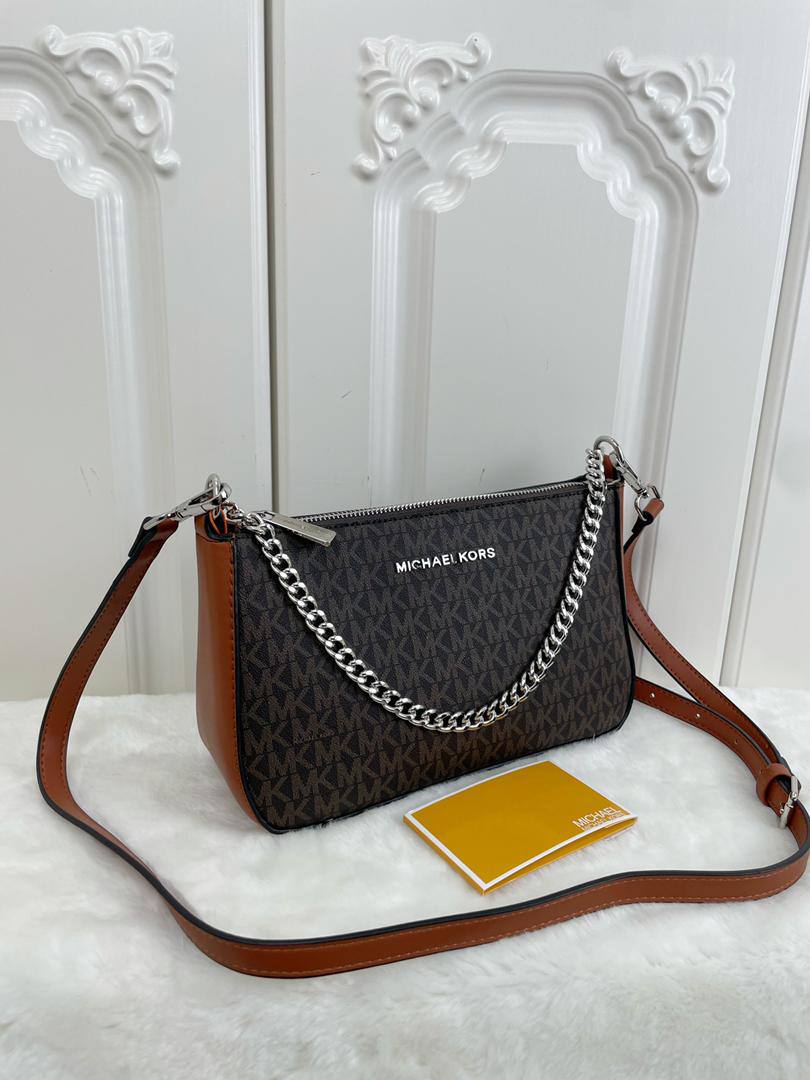 Mk 
90 dhs🪙💕
with box
🎁🎁🎁

size 25×8×16cm

Zain42
♥️♥️♥️
