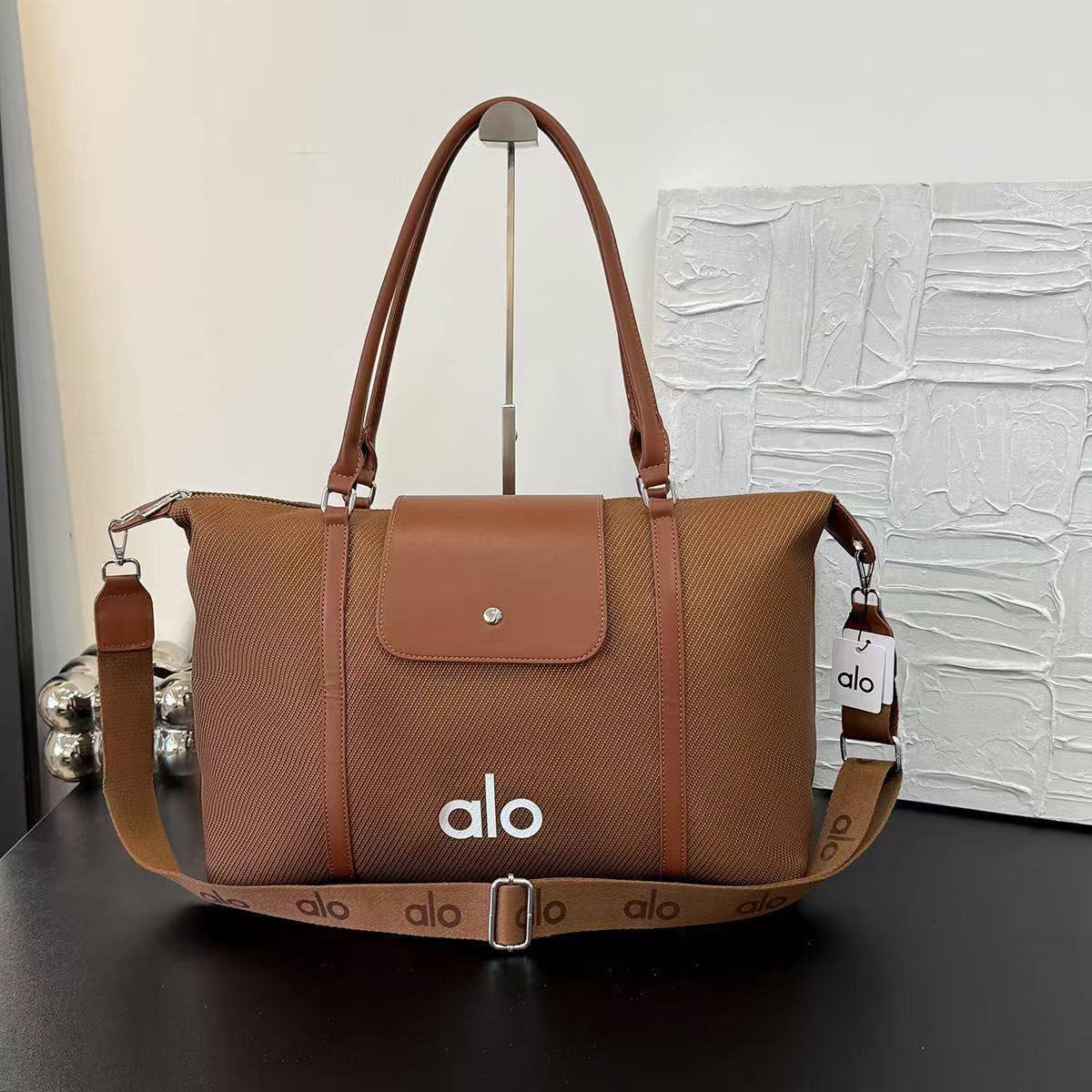 ALO ʏᴏɢᴀ sᴘᴏʀᴛs ᴡᴇᴀʀ
sʜᴏᴜʟᴅᴇʀ ᴄʀᴏssʙᴏᴅʏ ʙᴀɢ
Travel Bag Design
ᴅᴇɴɪᴍ & ʟᴇᴀᴛʜᴇʀ ᴍᴀᴛᴇʀɪᴀʟ
sɪᴢᴇ : 46 cm

75 dhs✅

Zain31
♥️♥️♥️