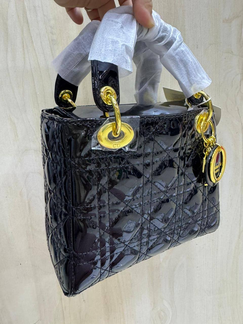 🌟 Lady  Dior 
1️⃣ First Quality +🎁
Size: 20 * 8 * 17 cm

100 dhs💓

with Box🎁

Zain115
♥️♥️♥️