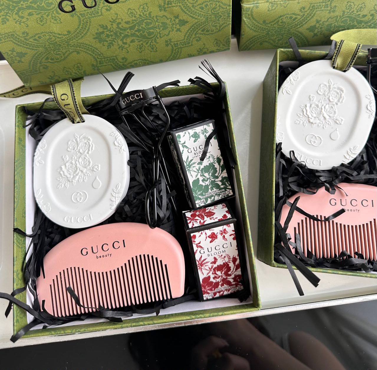 Gucci set❤️‍🔥*
 comb 🪮 
Key chain for car 🚗 
2 perfume 🦋
Eyelash curler 🐦‍🔥
In boxes 5 pieces 😳
good quality 💯
With boxes 📦 
And paper bag 🛍️
60 dhs✅

Zain216
♥️♥️♥️