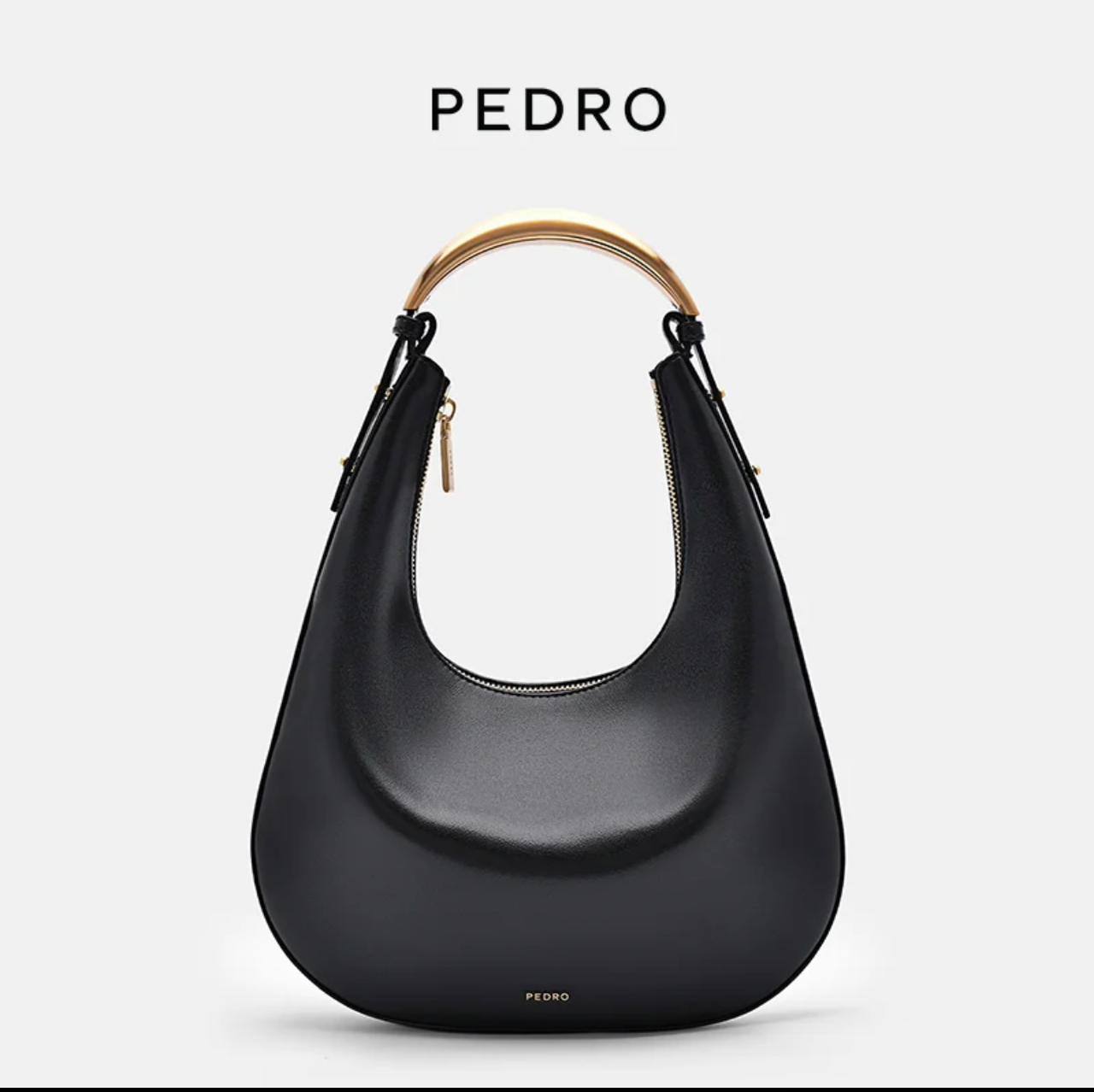 Pedro 
Size 27*19*4

Good quality 

100dhs🇦🇪
Zain17
♥️♥️♥️