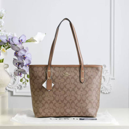 Coach
90 dhs✅
size 38×10×26cm

Zain42
♥️♥️♥️