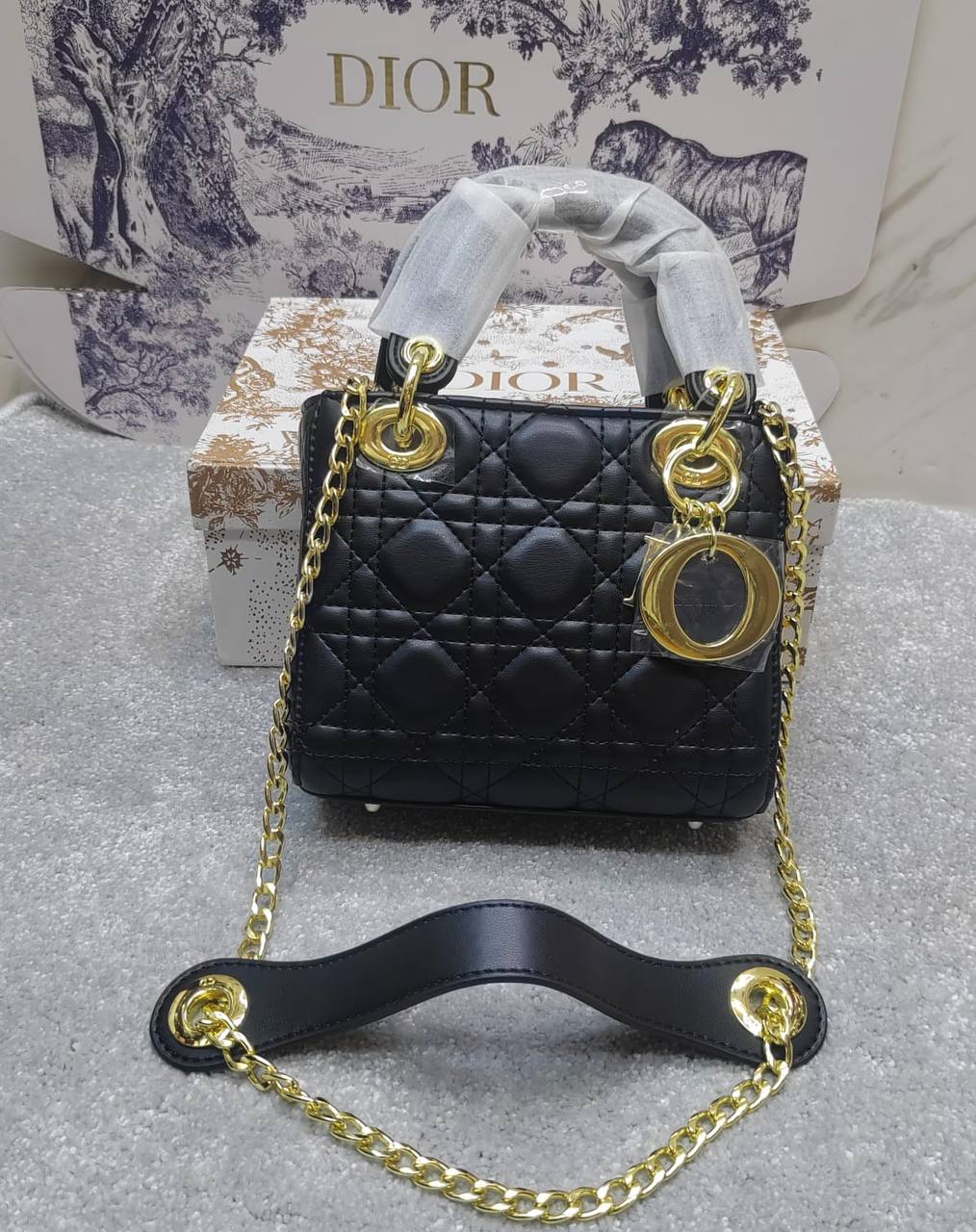 Dior
high quality
120 dhs🇦🇪🇦🇪
with box

Zain143
♥️♥️♥️