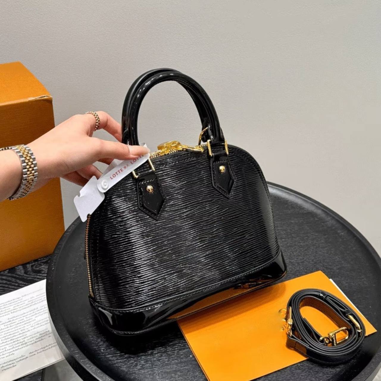 LV
GOOD QUALITY 
WITH BOX 
🎁🎁🎁

100 dhs✅

Zain295
♥️♥️♥️