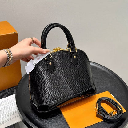 LV
GOOD QUALITY 
WITH BOX 
🎁🎁🎁

100 dhs✅

Zain295
♥️♥️♥️