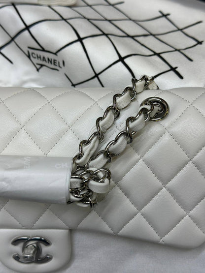 Chanel Classic Double Flap bag in VIP Chenal double flap

25.5 CM with silver-tone hardware

For Price 👇 WhatsApp✅
0568585901 
0507557372
0552275751 Owner Zain 👌

Zain71
♥️♥️♥️