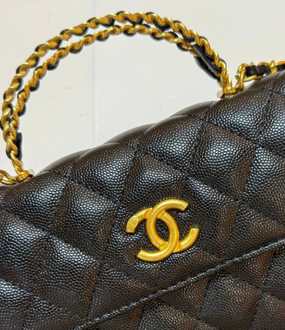 CHANEL 
 GOOD QUALITY 
WITH BOX 
🎁🎁🎁

100 dhs✅
SIZE : 22 cm

Zain295
♥️♥️♥️