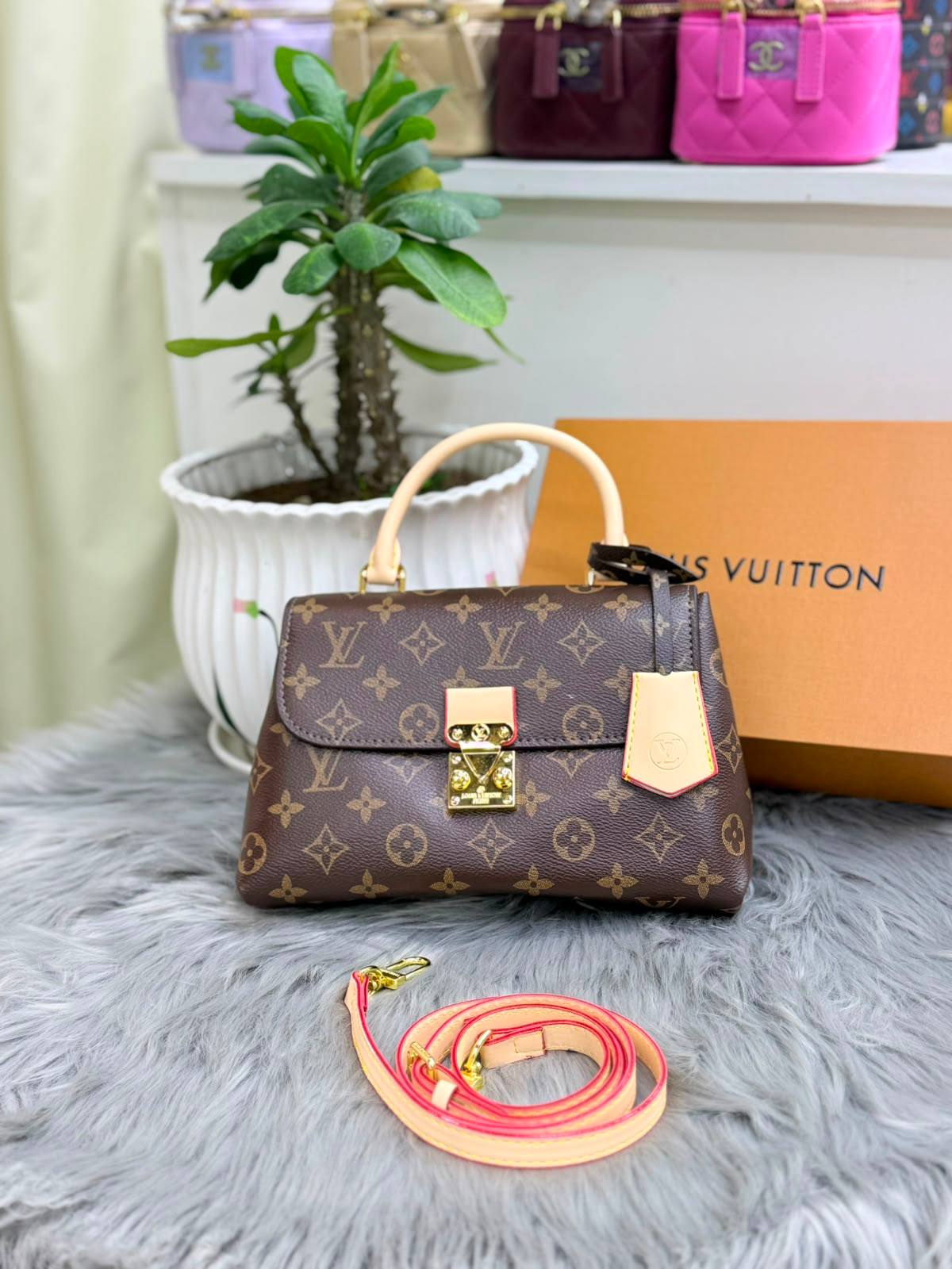 LV

SIZE  23CM 
With BOX

110 dhs🇦🇪🇦🇪

Zain51
♥️♥️♥️