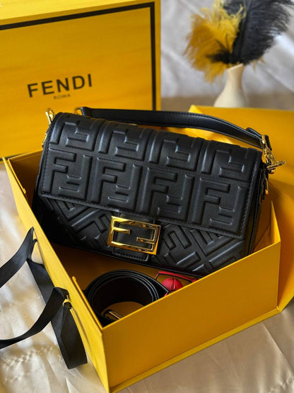 FENDI

20cm
310 dhs🪙🌨️

26cm
330 dhs🪙🌨️

Top quality 
With box🎁

Zain167
♥️♥️♥️