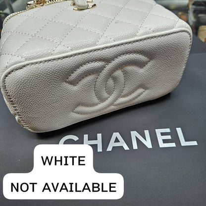 CHANEL ᴠᴀɴɪᴛʏ ᴅʀᴇssᴇʀ
ʜᴀs ᴍɪʀʀᴏʀ ɪɴsɪᴅᴇ
ᴄᴀᴠɪᴀʀ ʟᴇᴀᴛʜᴇʀ ᴍᴀᴛᴇʀɪᴀʟ
ɢᴏʟᴅ ʜᴀʀᴅᴡᴀʀᴇ
sɪᴢᴇ : 17.5 cm
ᴡɪᴛʜ BOX
🎁🎁🎁

90 dhs💓
⛔️

Zain31
♥️♥️♥️