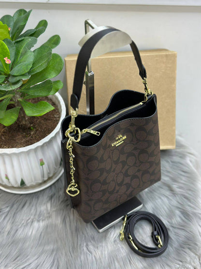 COACH
SIZE  ……… 20CM🥰

95 dhs🪙🌨️

with BOX🌷
🎁🎁🎁

Zain244
♥️♥️♥️