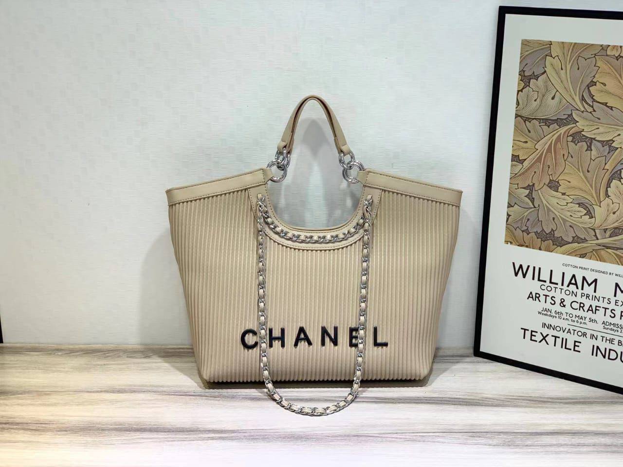 Chanel 
Good Quality 
105 dhs❤️

Zain250
♥️♥️♥️