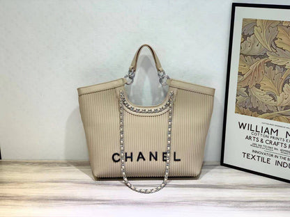 Chanel 
Good Quality 
105 dhs❤️

Zain250
♥️♥️♥️
