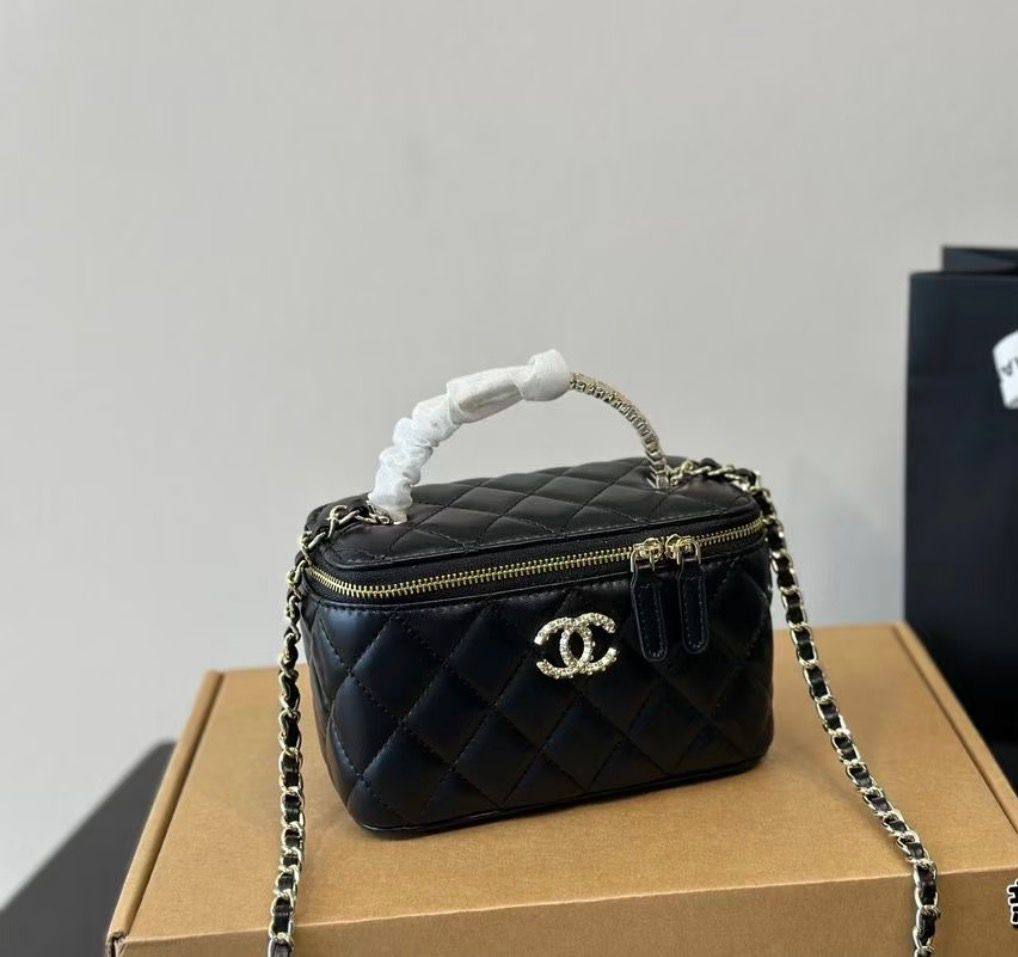 Chanel
110 dhs❣️
Good quality 

with box
🎁🎁🎁

Zain35
♥️♥️♥️