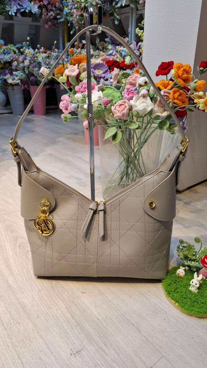 DIOR
27cm
100 dhs✅

Zain44
♥️♥️♥️
