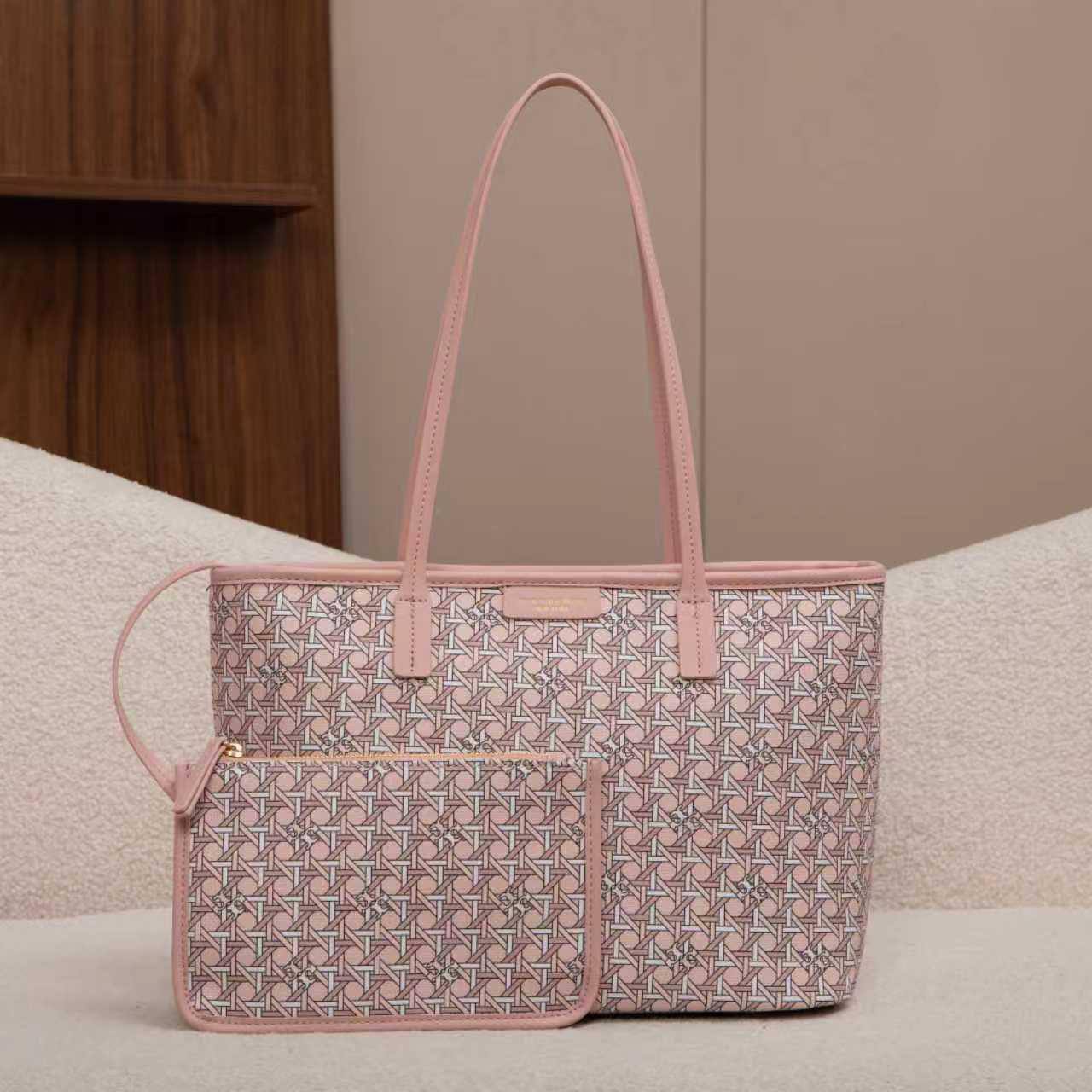 Tory Burch
95 dhs❣️

Zain07
♥️♥️♥️