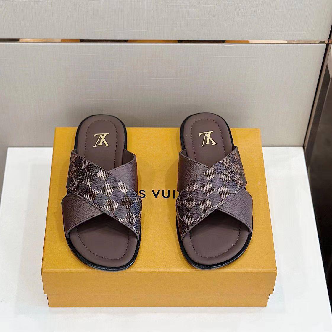 NEW CAME 

LV MEN SLIPPER 
GOOD QUALITY 

110 dhs🪙🌨️

40 to 45 size 

Zain40
♥️♥️♥️