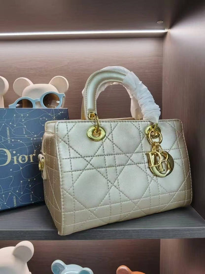 Dior

125 dhs✅

with box
🎁🎁🎁

High quality

Zain26
♥️♥️♥️