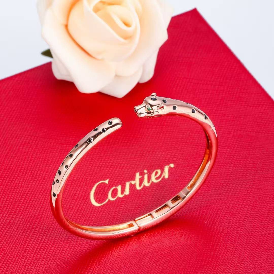 Cartier ❤️‍🔥*
Bangle 💥
Master quality 💯
With normal boxes 🗃️ 
75 dhs✅
With master box 📦 
120 dhs✅

Zain216
♥️♥️♥️