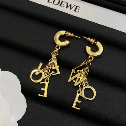 EARRING 
MASTER💫✨
50 DHS✅
WITH BOX AND PAPER BAG🛍️🎁

Zain89
♥️♥️♥️