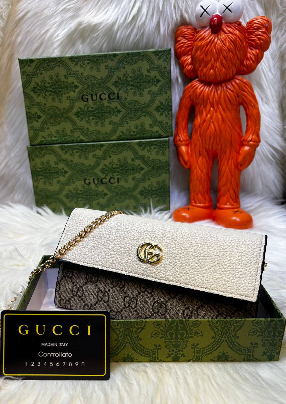 Gucci
good quality, 
comes with box, 
🎁🎁🎁

size... 19*11 cm 
70 dhs❣️

Zain12
♥️♥️♥️