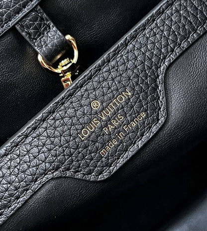 LOUIS VUITTON 

NEW CAME 

HIGH QUALITY 

WITH BOX 
135 dhs🇦🇪🇦🇪

SIZE: 27cm

Zain295
Zain39
♥️♥️♥️