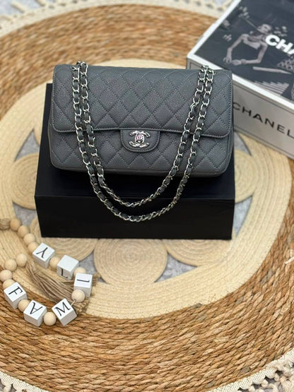 Chanel 
Master ❣️❣️
25Cm With Box 💼
Caviar Silver&Gold Hardware 
250 dhs🇦🇪🇦🇪

Zain131
♥️♥️♥️