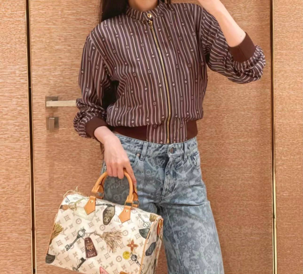 LV
 SPEEDY NEW DESIGN MASTER QUALITY 
260 dhs✅
(with leather)
30cm

Zain295
♥️♥️♥️