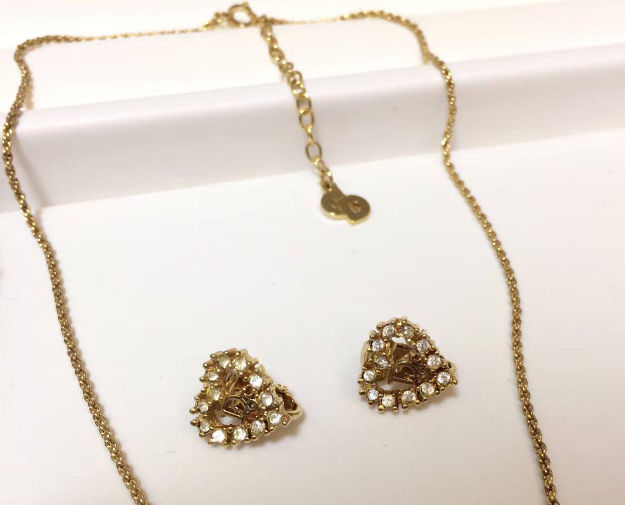 Dior ❤️‍🔥*
Necklace 🍁
Earring🌸
Master quality 💯
75 dhs❣️
With master box 📦 
90 dhs❣️

Zain216
♥️♥️♥️