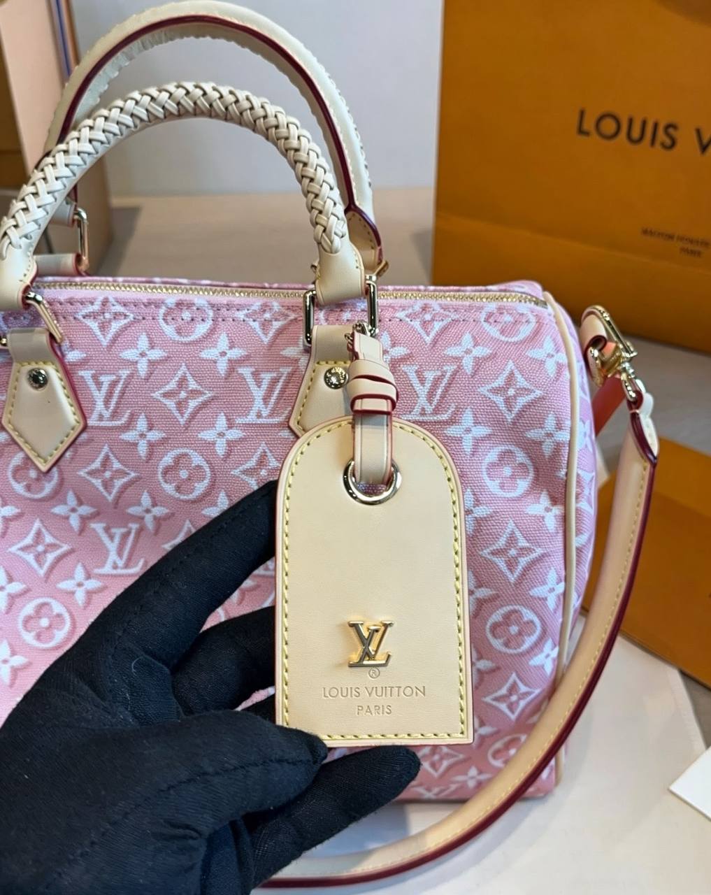 LV
MASTER QUALITY
260 dhs💓
……(with leather )
30CM

Zain295
♥️♥️♥️