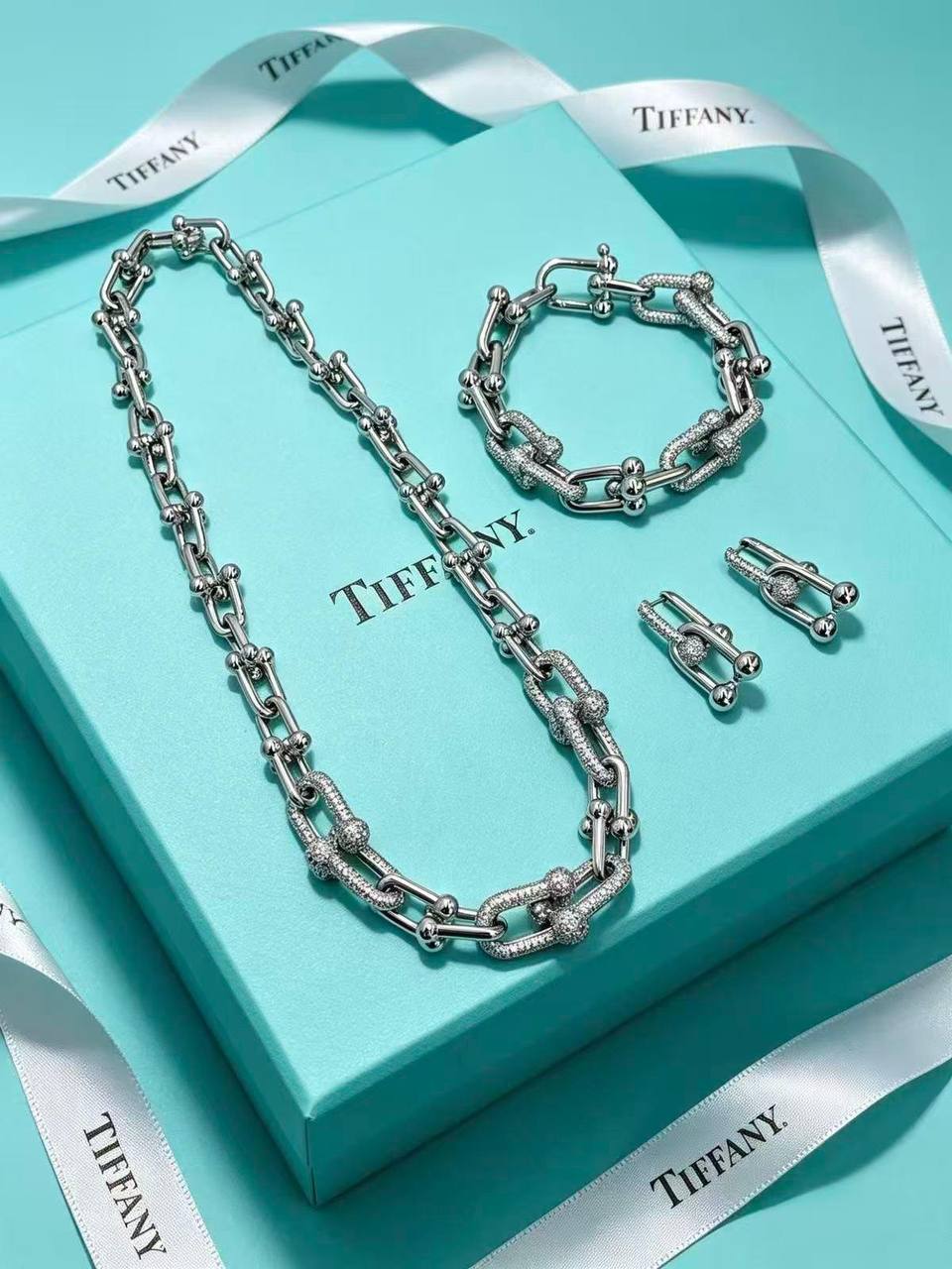 TIFFANY SET 
NECKLACE
BRACELET
EARRINGS
280 DHS✅✨💫
WITH BOX AND PAPER BAG🎁🛍️

Zain89
♥️♥️♥️