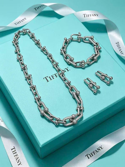 TIFFANY SET 
NECKLACE
BRACELET
EARRINGS
280 DHS✅✨💫
WITH BOX AND PAPER BAG🎁🛍️

Zain89
♥️♥️♥️