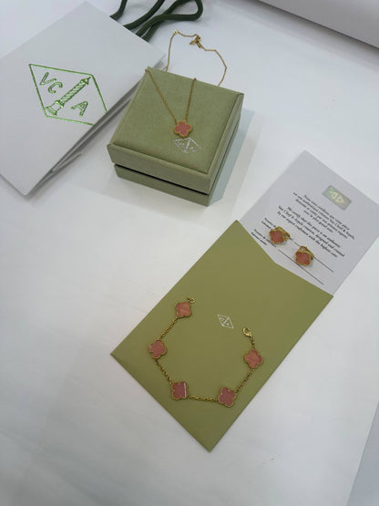Van Cleef & Arpels🔥 Medium size🦋

 Necklace 💥
 Earring 🍁
 Bracelet 🔥

 Master quality 💯 
With normal boxes 🗃️ 
200 dhs🇦🇪🇦🇪

 With master box 🗃️
220 dhs🇦🇪🇦🇪

Zain216
♥️♥️♥️