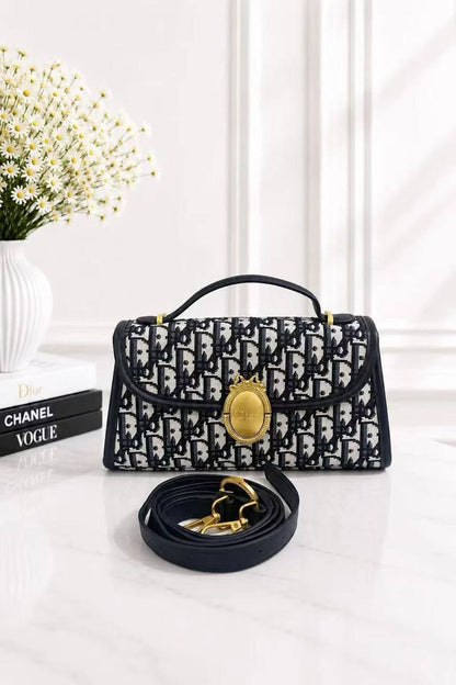 Dior
Best quality with box’s 
110 dhs🇦🇪🇦🇪
size 24 Cm

Zain290
♥️♥️♥️
