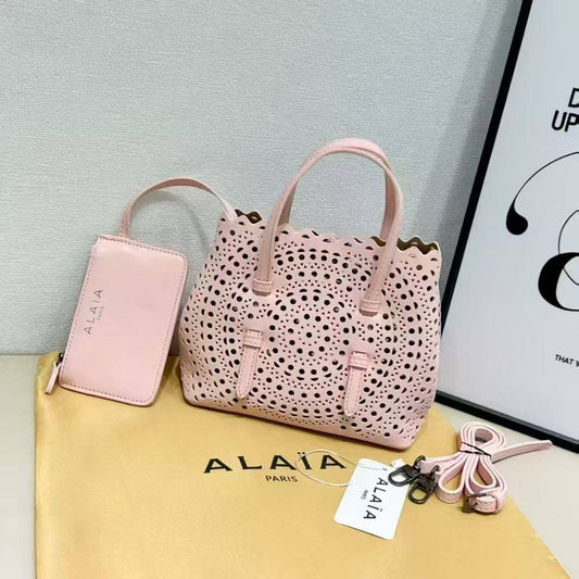 Alaia
95 dhs🪙💕

Withbox
🎁🎁🎁

Zain143
♥️♥️♥️