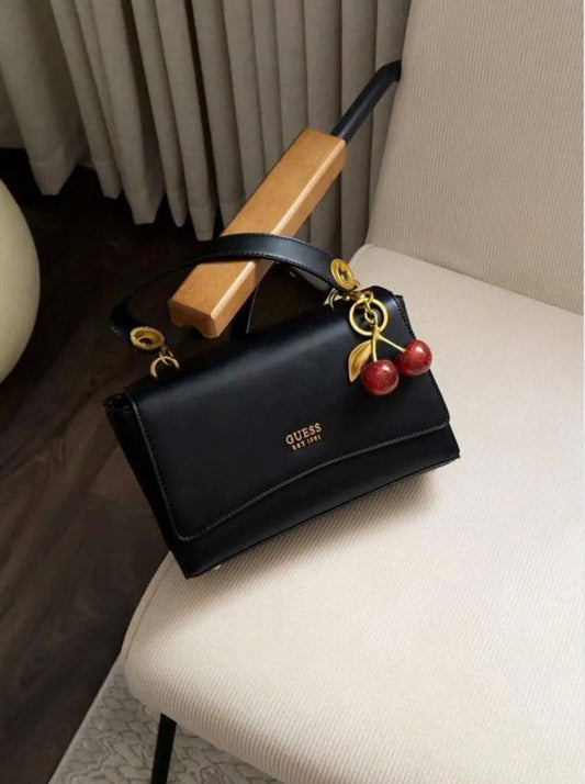 Guess
95 dhs❤️
SIZE：24cm
good quality  

with box
🎁🎁🎁

Zain35
♥️♥️♥️