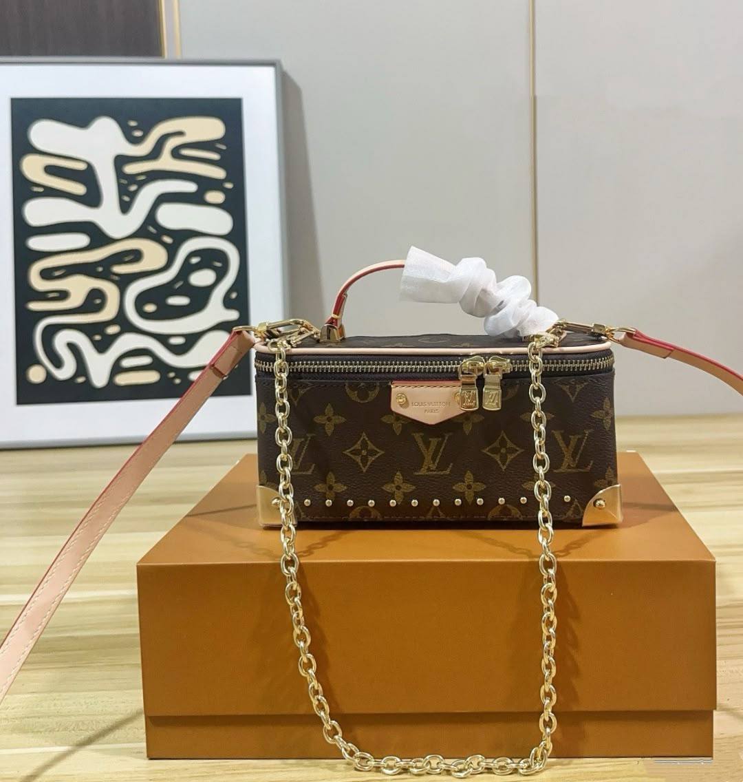 LV 
COPY ONE NEW CAME WITH BOX 
210 dhs🇦🇪🇦🇪

Zain295
♥️♥️♥️